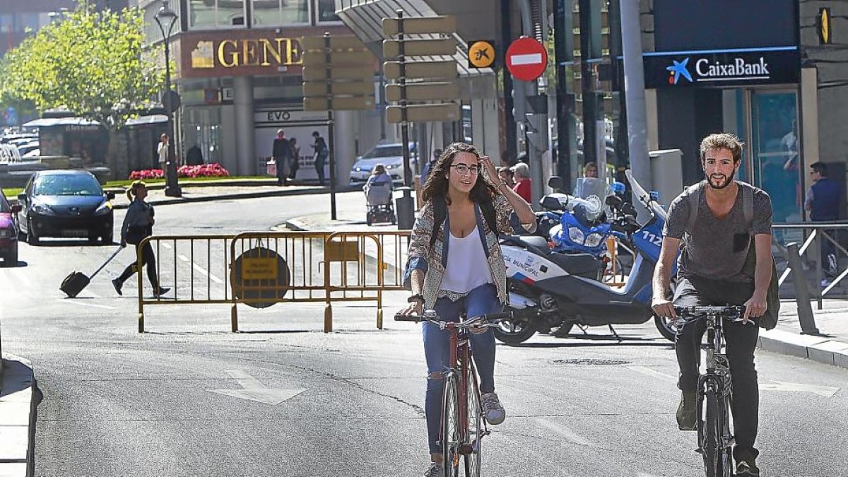 Dos ciclistas circulan por una calle cortada en el centro de Valladolid, en una imagen de archivo.- E. M.
