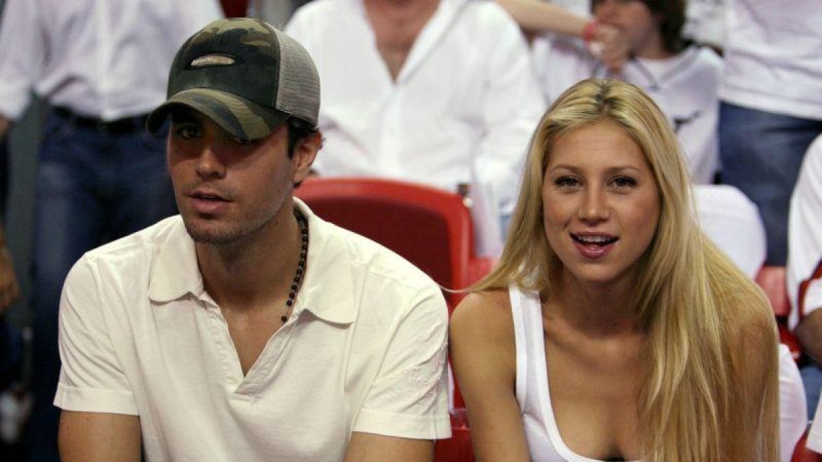 Enrique Iglesias y Anna Kournikova, en un partido de la NBA, en Miami, en junio del 2006.-LUCY NICHOLSON (REUTERS)