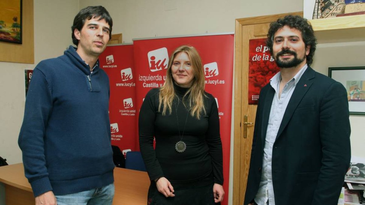 El candidato de IU a la Presidencia de la Junta,José Sarrión con la candidata de IU en Palencia a las Cortes, Maribel Martín y el candidato de Ganemos a la Alcaldía de Palenci,Juan Gascón-Ical