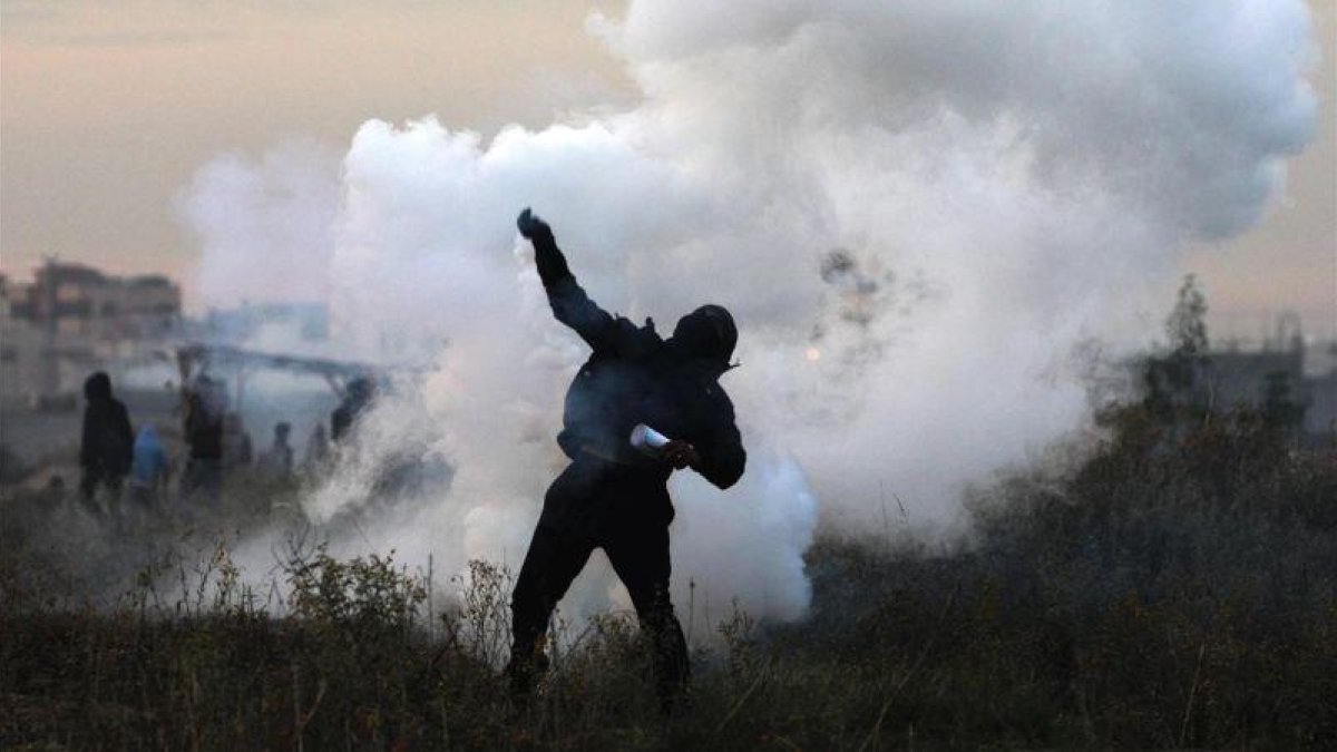 Imágenes de los incidentes registrados este lunes, en Gaza.-EFE / MOHAMMED SABER