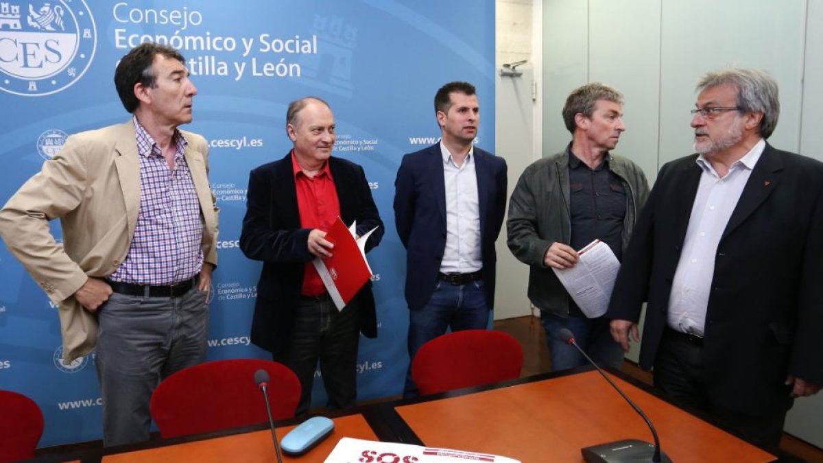 Los secretarios autonómicos de UGT y CCOO, Faustino Temprano y Ángel Hernández; el portavoz del Grupo Parlamentario Socialista, Luis Tudanca, y el coordinador regional, José María González-ICAL