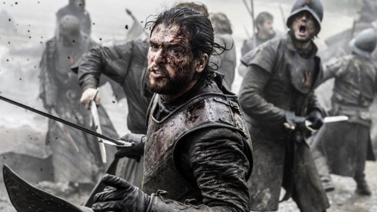 El actor Kit Harington, que encarna a Jon Nieve en 'Juego de tronos', en una escena de acción de la macroproducción de la cadena HBO.-Helen Sloan