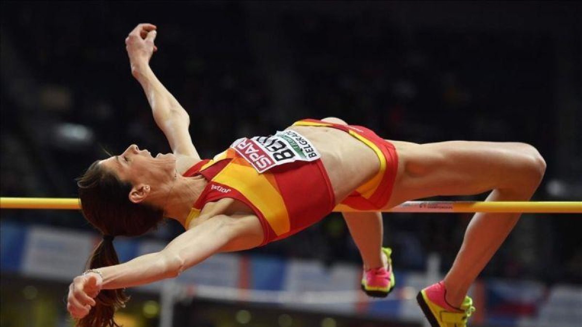 Beitia, en uno de sus saltos en Belgrado.-AFP / ANDREJ ISAKOVIC
