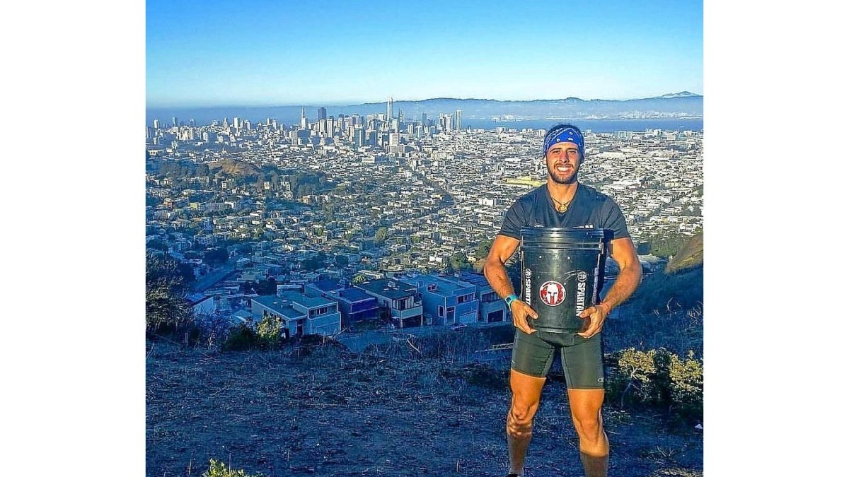 El vallisoletano Jorge San Román posa con la ciudad de San Francisco al fondo.-EL MUNDO