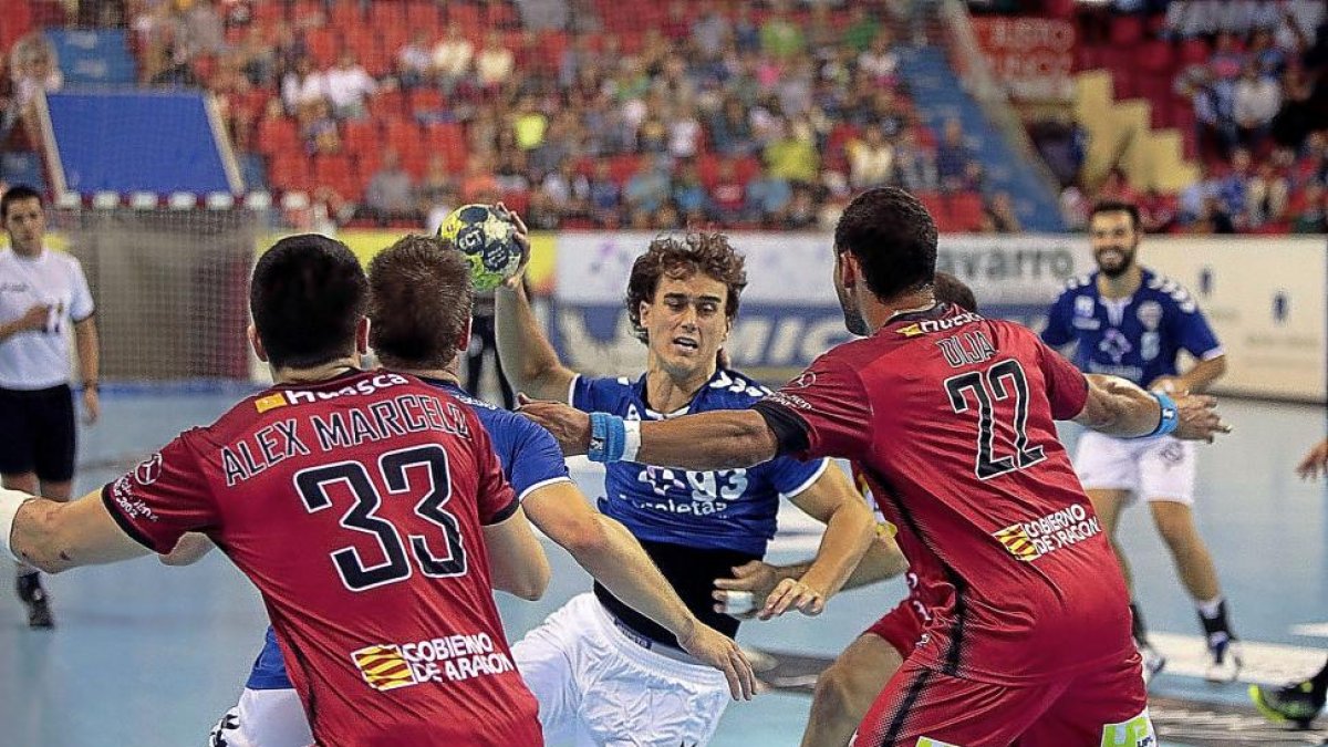 Víctor Rodríguez ante la defensa del Huesca en el partido de la primera vuelta jugado en Huerta del Rey.-J. C. CASTILLO