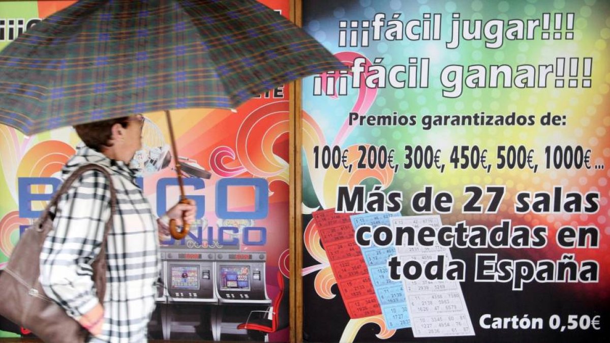 Anuncios de un bingo en una calle vallisoletana-Ical