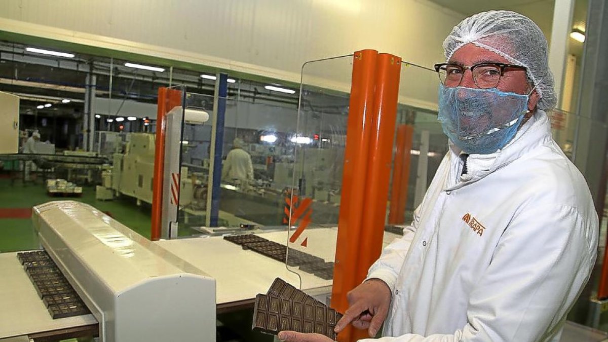 Carlos Monzón, director general de Trapa, muestra una de las tabletas de chocolate.-MANUEL BRÁGIMO