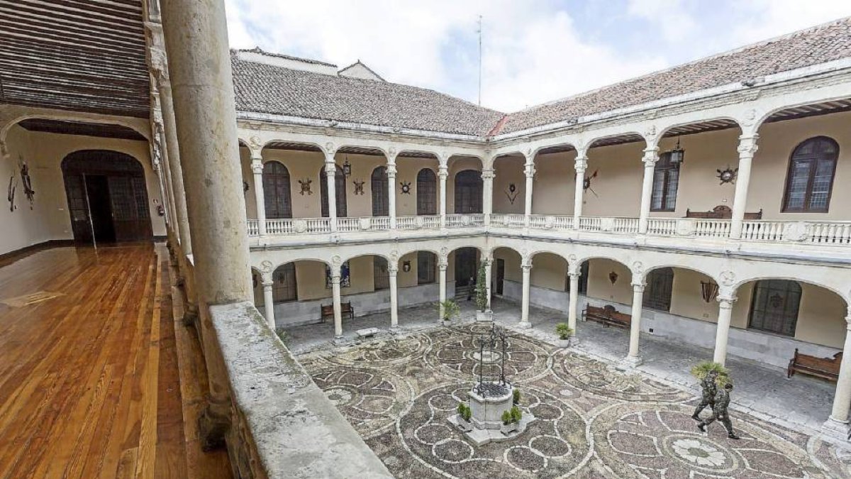 Patio principal renacentista, es original y fue construido entre 1525 y 1535 por Luis de Vega-M. Á. SANTOS