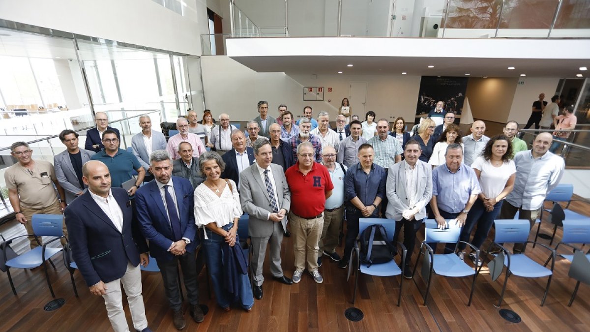 Sánchez-Guijo posa en la reunión convocada con las federaciones deportivas de Castilla y León. J. M. LOSTAU