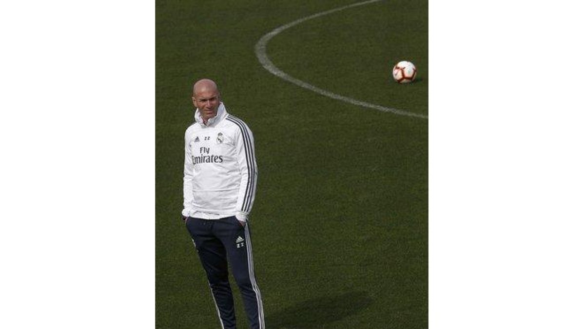 Zinedine Zidane, técnico del Madrid, durante el entrenamiento de este domingo del primer equipo.-EFE