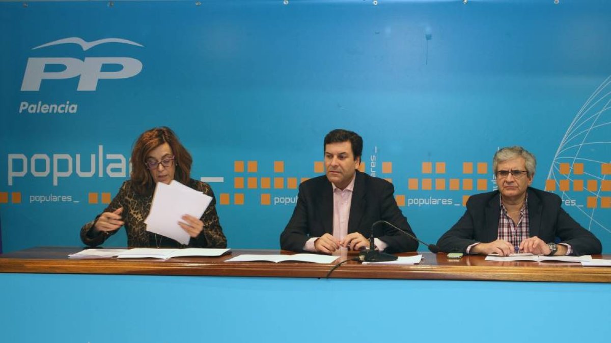 La secretaria provincial del PP de Palencia, Ángeles Armisén, el presidente provincial Carlos Fernández Carriedo y el gerente provincial, Fernando García Polanco-Ical