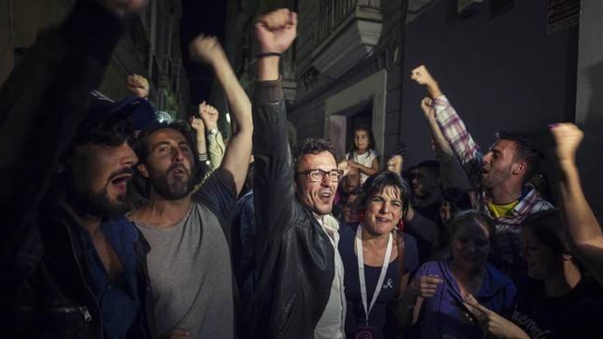 El candidato de Por Cádiz sí se puede, José María González, y la líder de Podemos en Andalucía, Teresa Rodriguez, tras conocer los resultados electorales de la capital gaditana el pasado domingo.-Foto: EFE/ VÍCTOR LÓPEZ