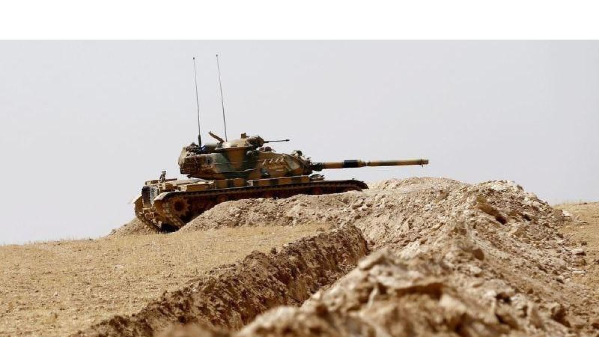 Un tanque turco junto a la frontera con Siria.-SEDAT SUNA / EFE