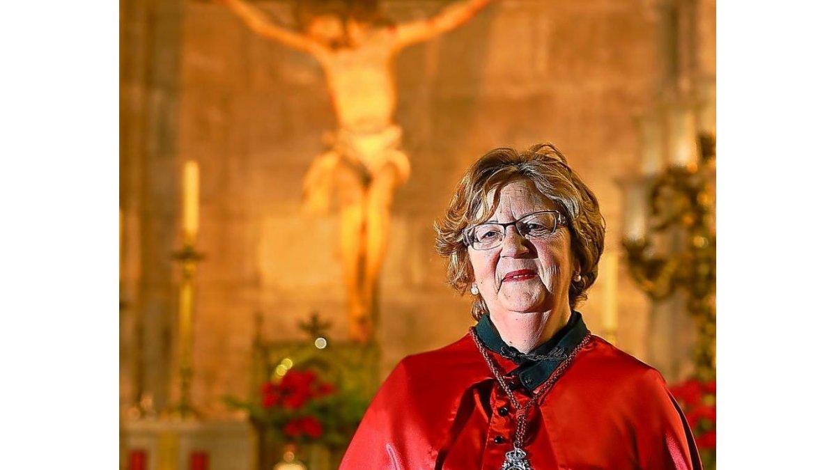 Pilar Alonso muestra con orgullo la imagen del Cristo del Olvido.-P. REQUEJO