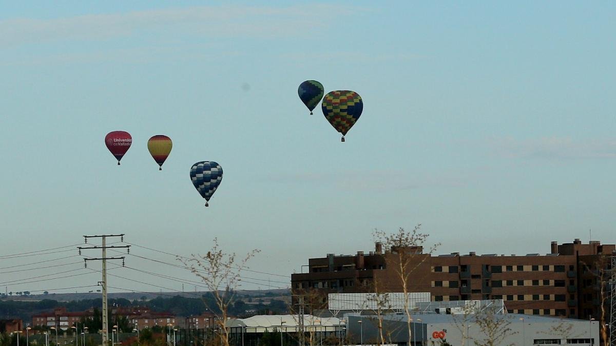 Los globos del XVOpen Valladolid de Aerostación ‘Memorial Diego Criado’ dan colorido al cielo.-MONTSE ÁLVAREZ