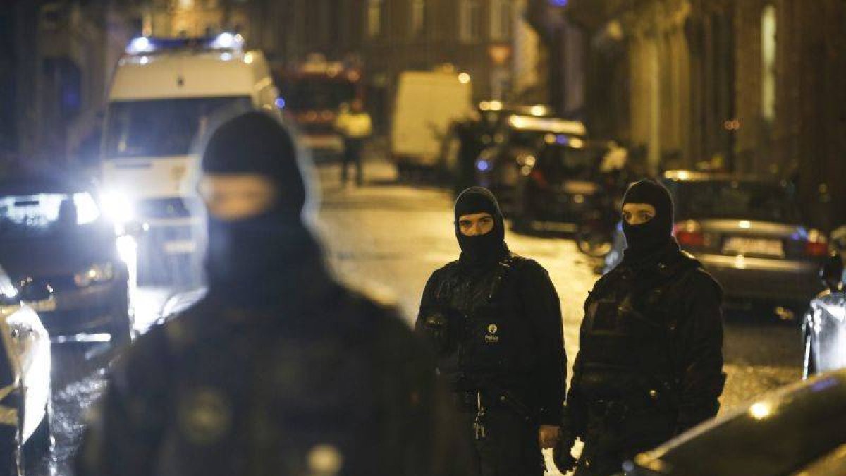 Varios antidisturbios vigilan los accesos cerrados a la calle donde se llevó a cabo una operación antiterrorista en la ciudad de Verviers.-Foto: EFE