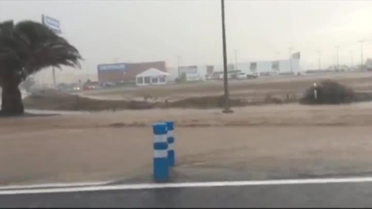 Las lluvias torrenciales causan grandes inundaciones por todo el municipio de Telde.-ATLAS