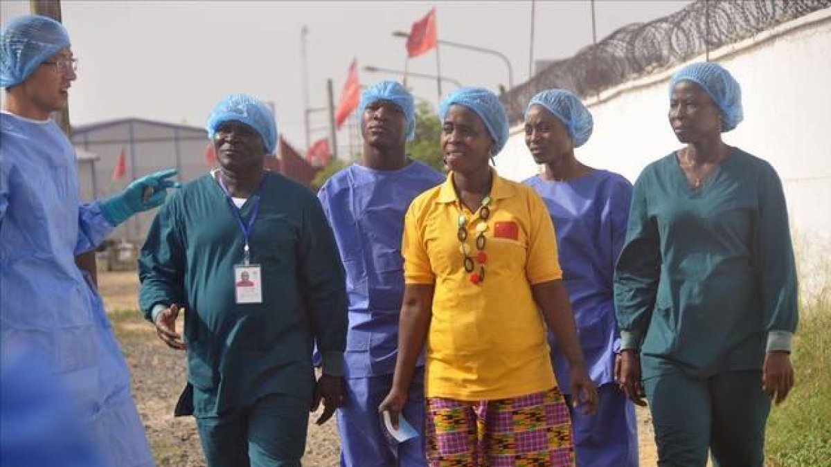 Beatrice Yardolo, la última paciente ingresada por ébola en Liberia, abandona el hospital.-Foto:   AP HOTO/ ABBAS DULLEH