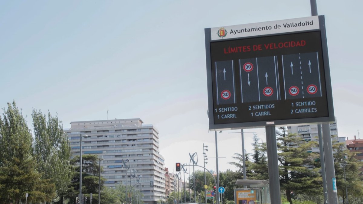 Coches circulando por Isabel la Católica. E.M.