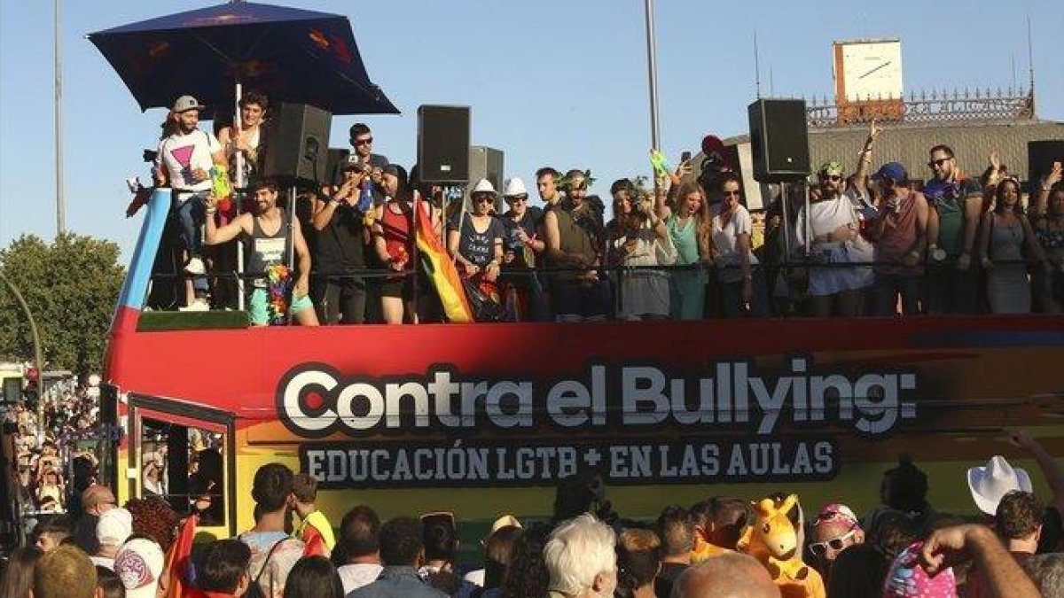 Una carroza en la manifestación del Orgullo Gay en Madrid, en el 2017.-JUAN MANUEL PRATS