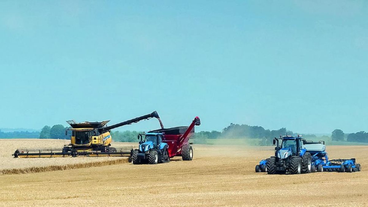 Demostración en campo del futuro tractor que podrá automatizar totalmente la manipulación de grano durante la cosecha.-N.H.