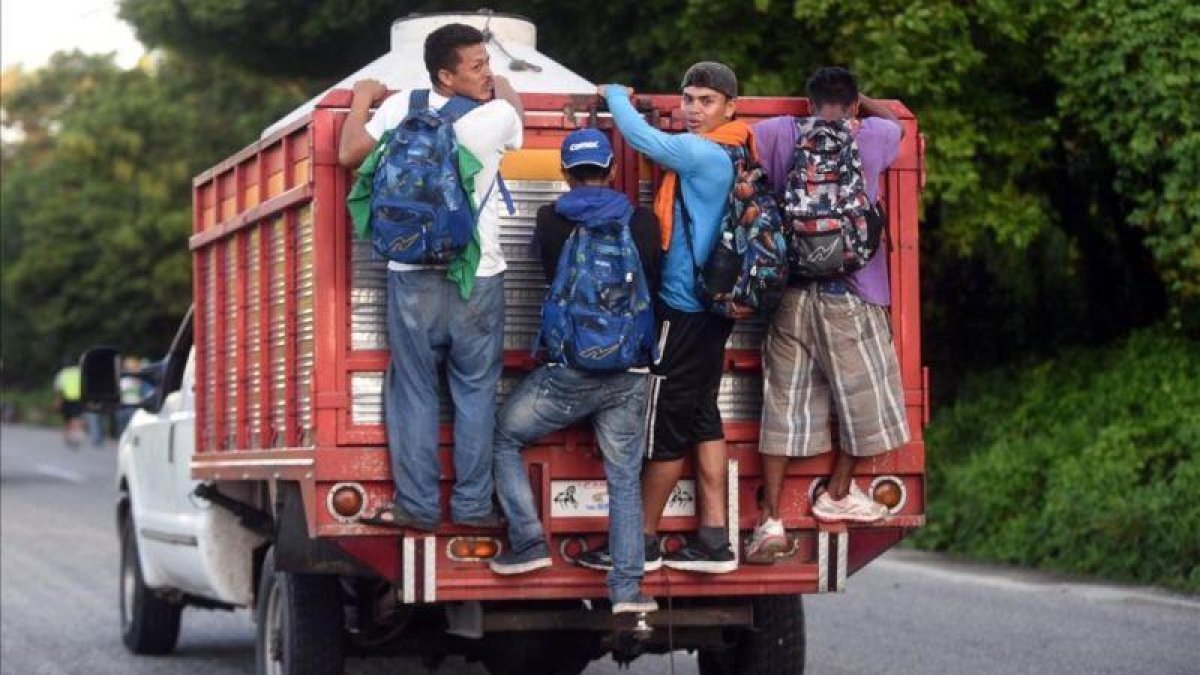 Inmigrantes hondureños en un camión que circula por México rumbo a EEUU.-JOHAN ORDONEZ (AFP)