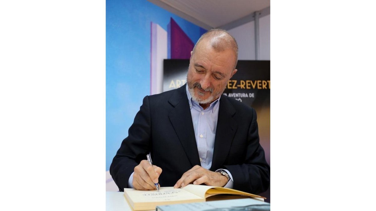 Arturo Pérez Reverte firma ejemplares en la 51 Feria del Libro de Valladolid.-ICAL