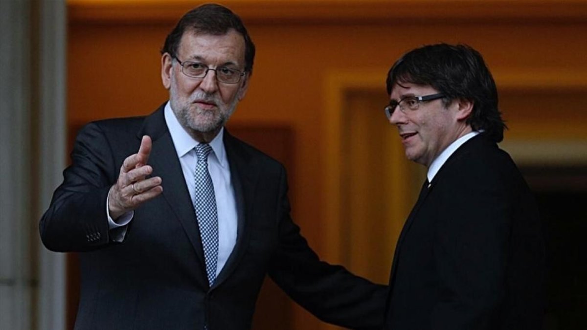 Mariano Rajoy y Carles Puigdemont, en el Palacio de la Moncloa en abril del 2016.-DAVID CASTRO