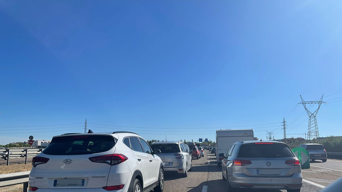 Retención en la autovía entre los kilómetros 128 y 135, en sentido Tordesillas. - E.M.