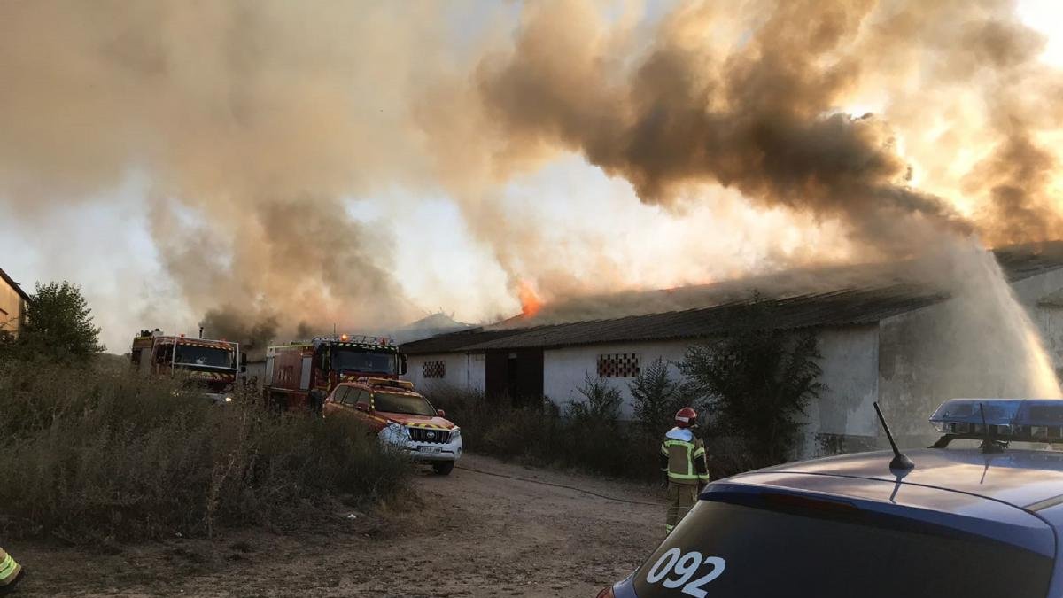 Incendio en la nave agrícola de Laguna de Duero.-EL MUNDO