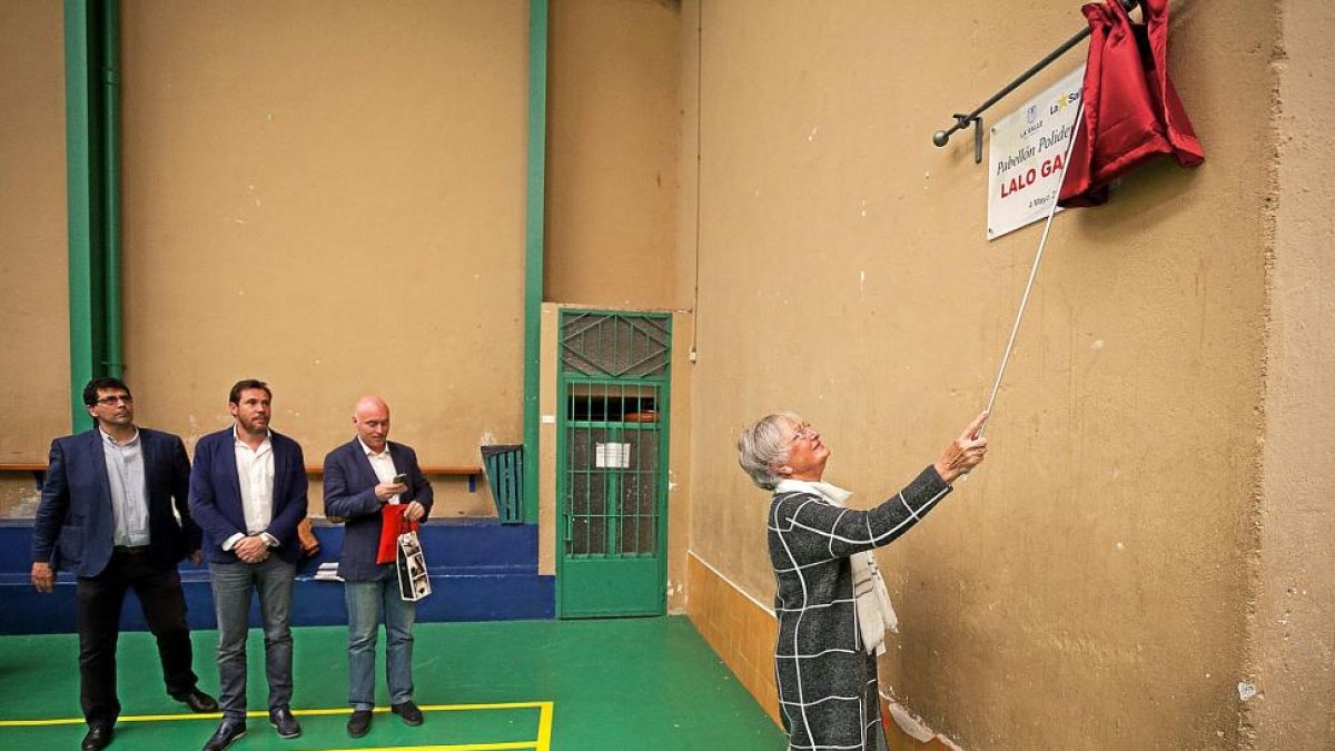 La madre de Lalo García, Montse Télez, descubre la placa del pabellón.-Pablo Requejo (Photogenic)