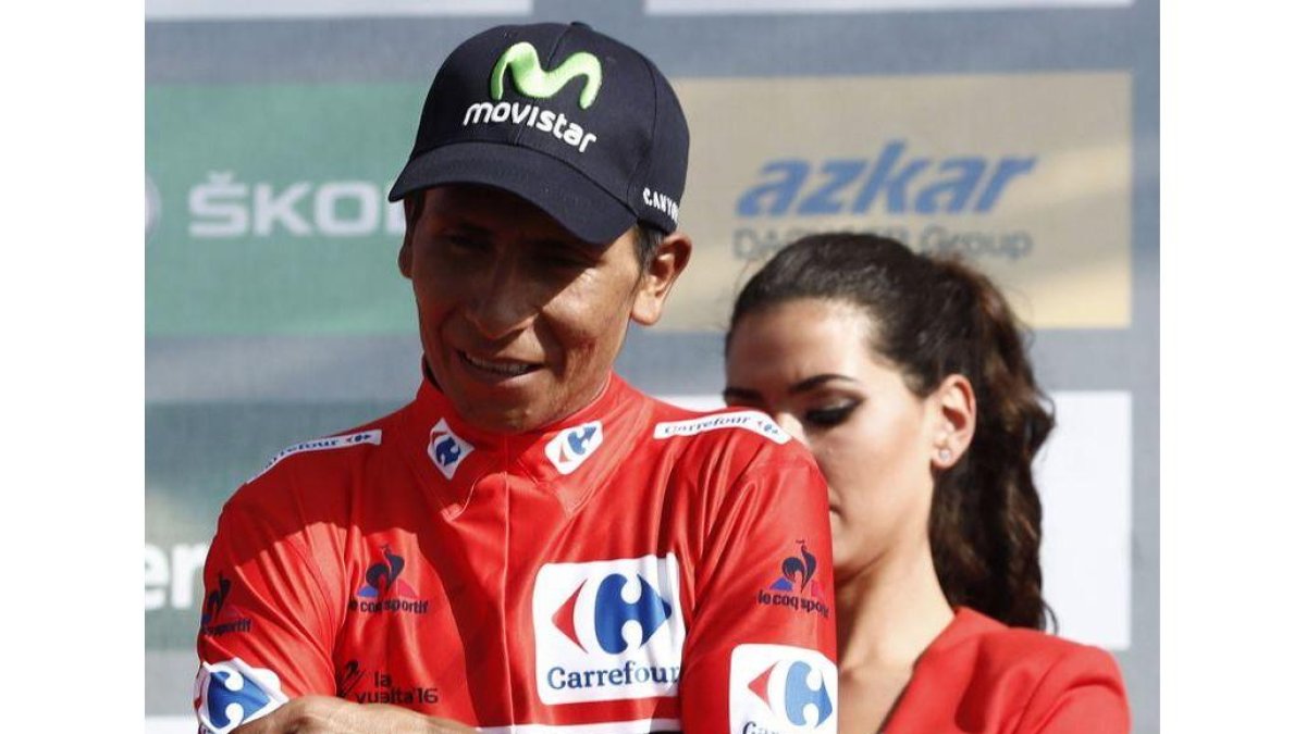 El ciclista colombiano del equipo Movistar Nairo Quintana, se viste el maillot rojo en el podio tras proclamarse en el nuevo lider de la clasificación general, tras la octava etapa de la Vuelta a España.-EFE