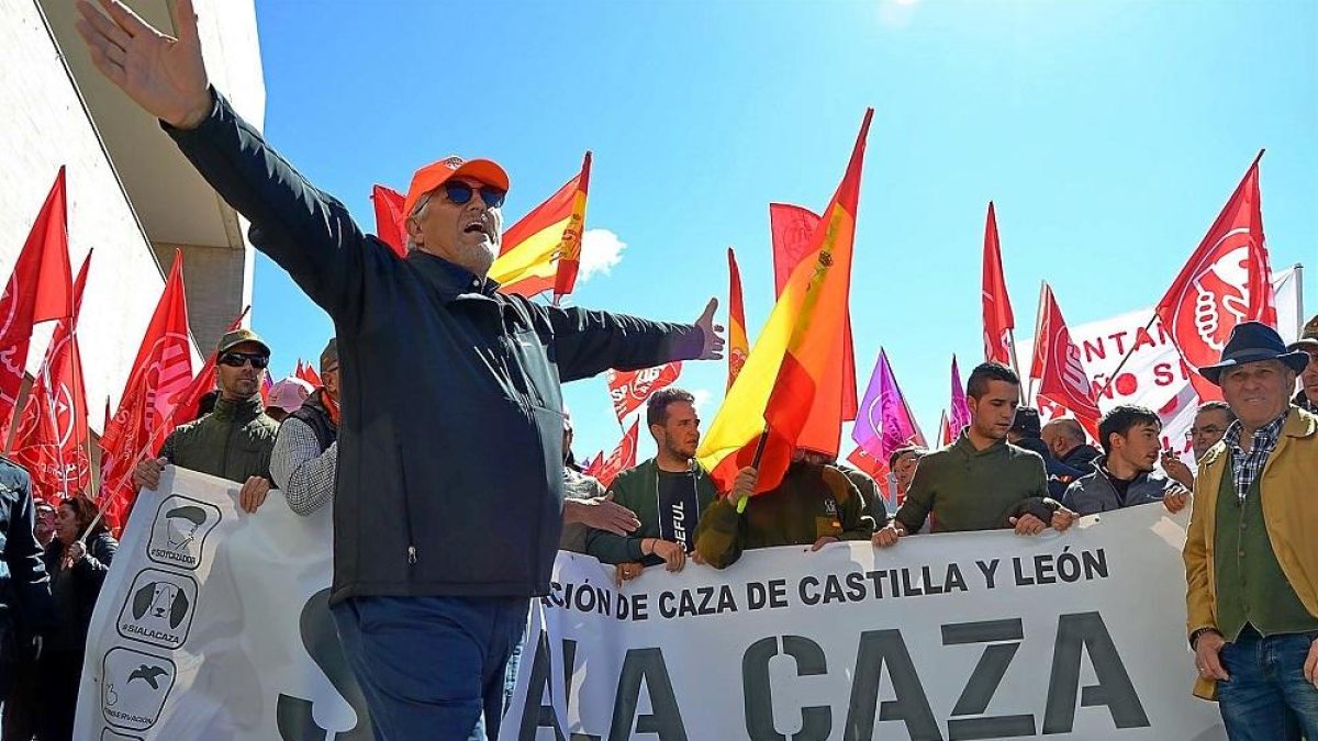 El presidente de la Oficina Nacional de Caza, Felipe Vegue, tuvo que intervenir en el momento más tenso de la concentración.-EUROPA PRESS