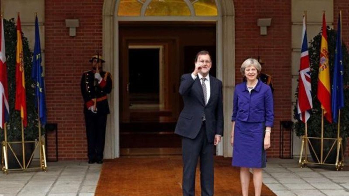 Mariano Rajoy recibe a la primera ministra británica, Theresa May, el 13 de octubre en la Moncloa.-REUTERS / JUAN MEDINA