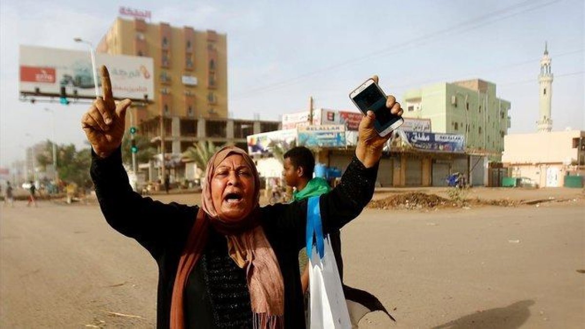 Una mujer sudanesa durante una de las protestas en Sudán en junio.-ASHRAF SHAZLY (AFP)
