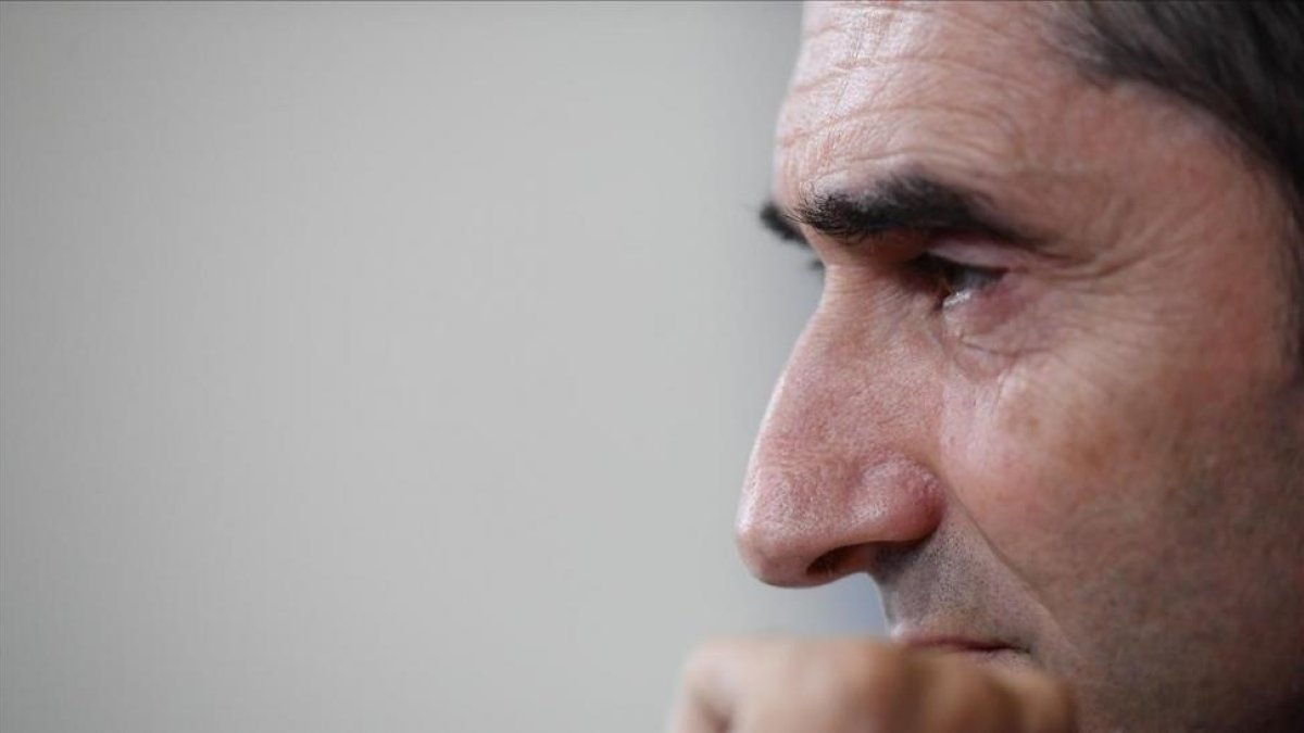 Valverde atiende a la prensa en el estadio de la Juventus.-/ AFP / MARCO BERTORELLO