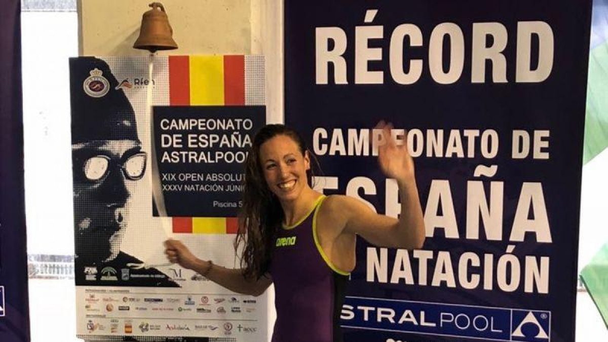 Jessica Vall hace el tradicional toque de campana tras batir el récord de España.-RFEN