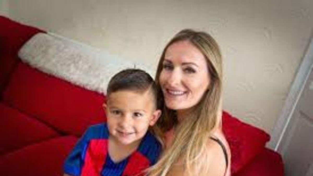 Jaxon Lal y su madre Joanne Radcliffe.-EL PERIÓDICO