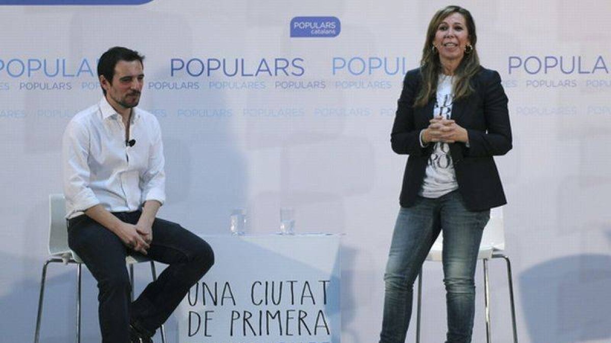 Alicia Sánchez-Camacho, junto al alcalde de Castelldefels, Manuel Reyes, durante un acto del partido celebrado en Castelldefels.-Foto: EFE