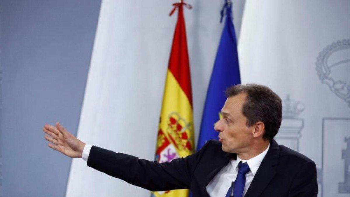 El ministro de Ciencia Innovación y Universidades, Pedro Duque, durante una rueda de prensa posterior al Consejo de Ministros.-EMILIO NARANJO (EFE)
