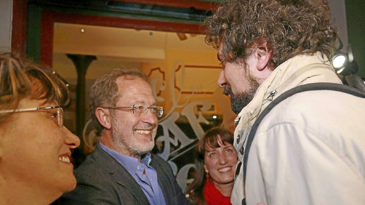 Manuel Saravia (izda.) felicita al candidato José Sarrión en presencia de María Sánchez.-Ical