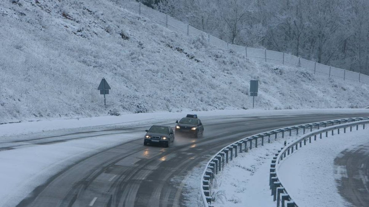 La carretera CL-631 entre Cubillos del Sol y Toreno (León), afectada por la nieve-Ical