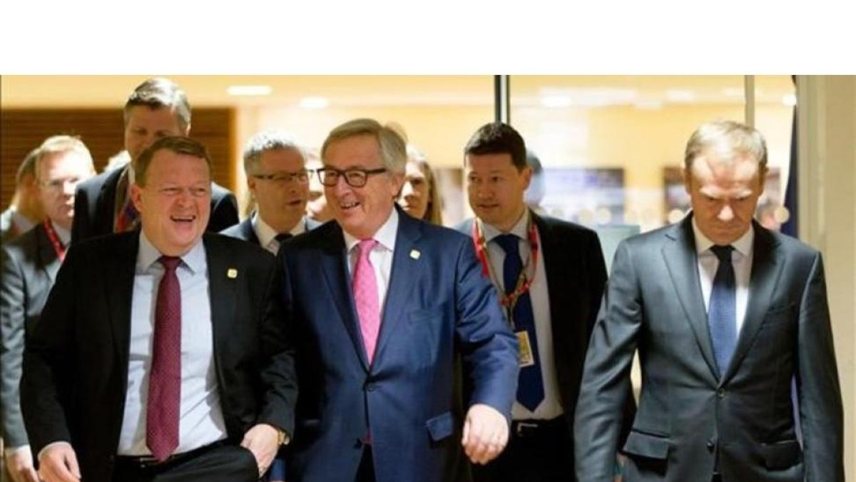 El primer ministro danés, Lard Lokke Rasmussen, (izquierda) es recibido por el presidente de la Comisión Europea, Jean-Claude Juncker, horas antes del inicio de la cumbre europea.-AFP / VIRGINIA MAYO