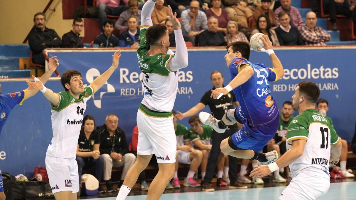 Partido de la Liga Asobal entre el Recoletas Atlético Valladolid y el Helvetia Anaitasina. / J. M. LOSTAU