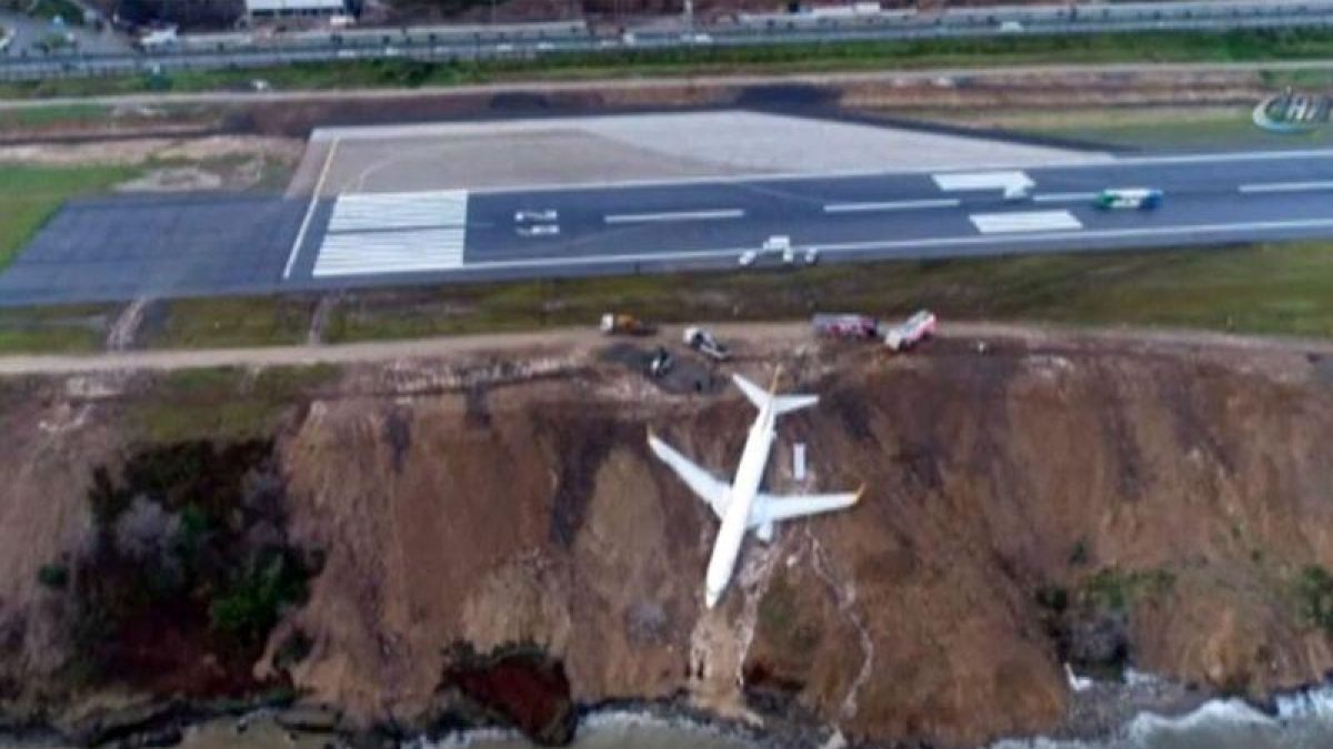 Un avión se queda a escasos metros del mar tras realizar un aterrizaje de emergencia en Turquía.-ATLAS