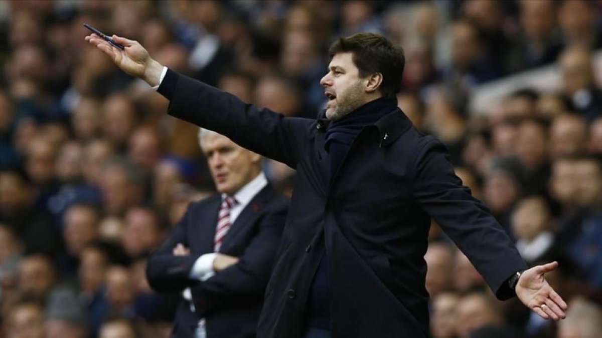 Mauricio Pochettino dirige desde la banda a su equipo.-REUTERS / PETER CZIBORRA