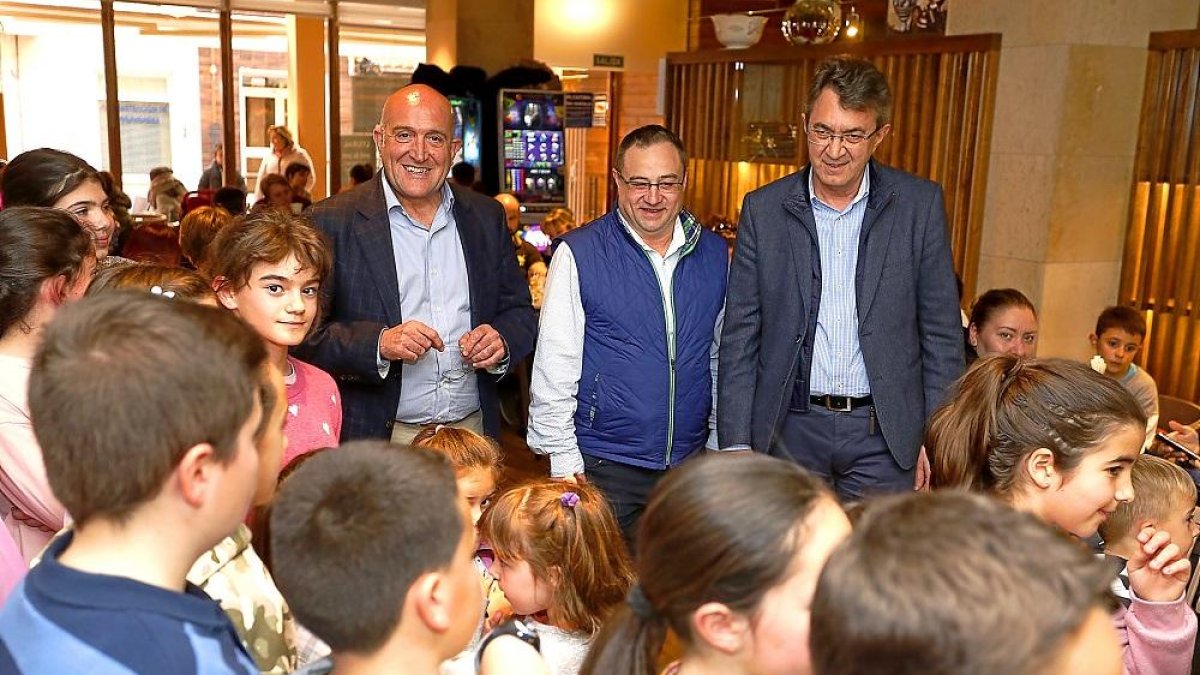 Los presidentes de la Diputación de Valladolid, Jesús Julio Carnero, y de León, Juan Martínez Majo, ayer, junto a los escolares de Valencia de DonJuan.-ICAL