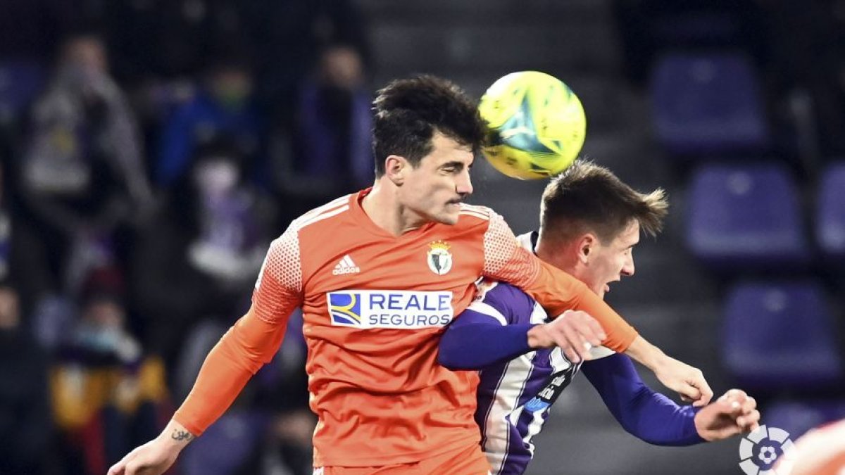 Fresneda pelea por alto con Matos. / LA LIGA