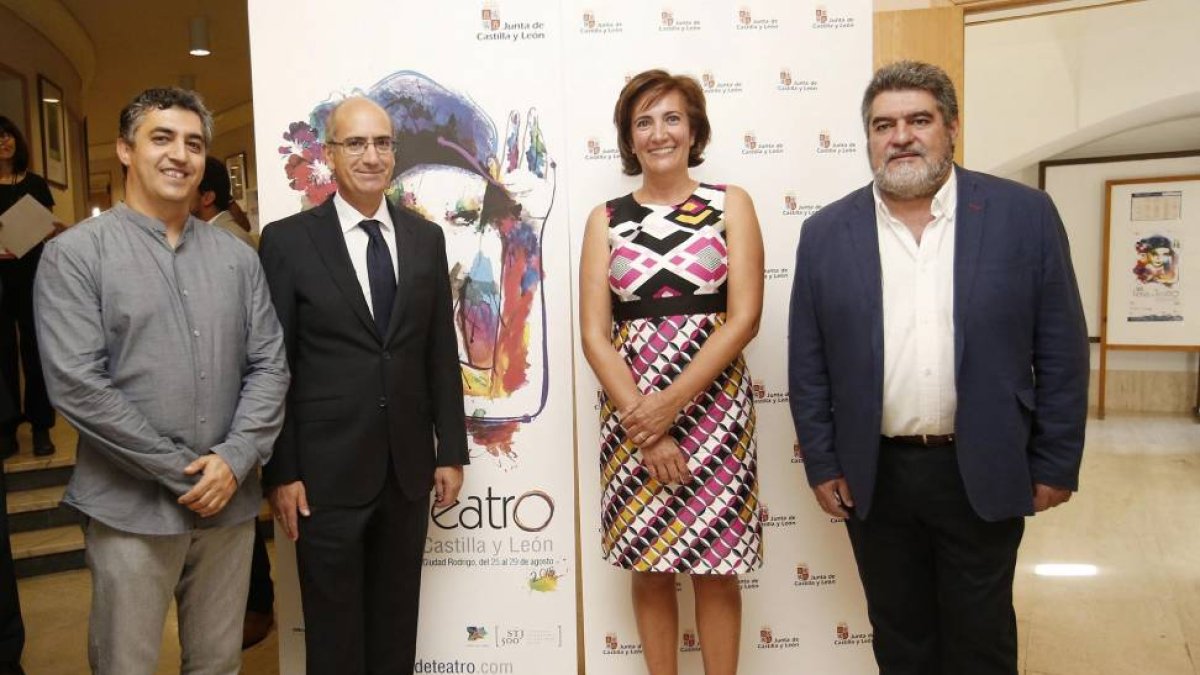 La consejera de Cultura y Turismo de la Junta de Castilla y León, María Josefa García Cirac, junto al presidente de la Diputación de Salamanca, Javier Iglesias, el director de la Feria de Teatro, Manuel Gómez(I), y el alcalde de Ciudad Rodrigo, Juan Tomás-Ical