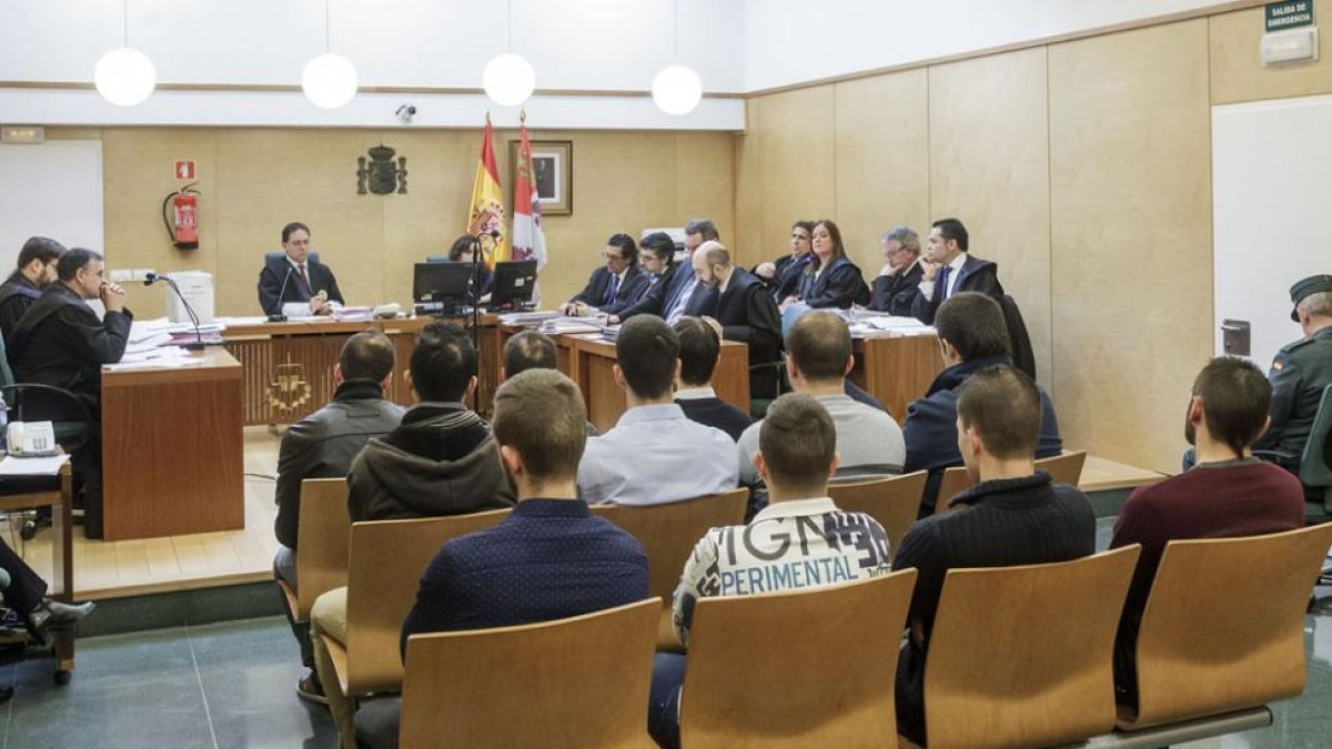 Imagen de la primera sesión del juicio por los disturbios en Gamonal.-ICAL